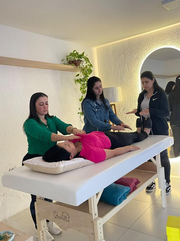 Prática de Reiki em grupo durante o curso